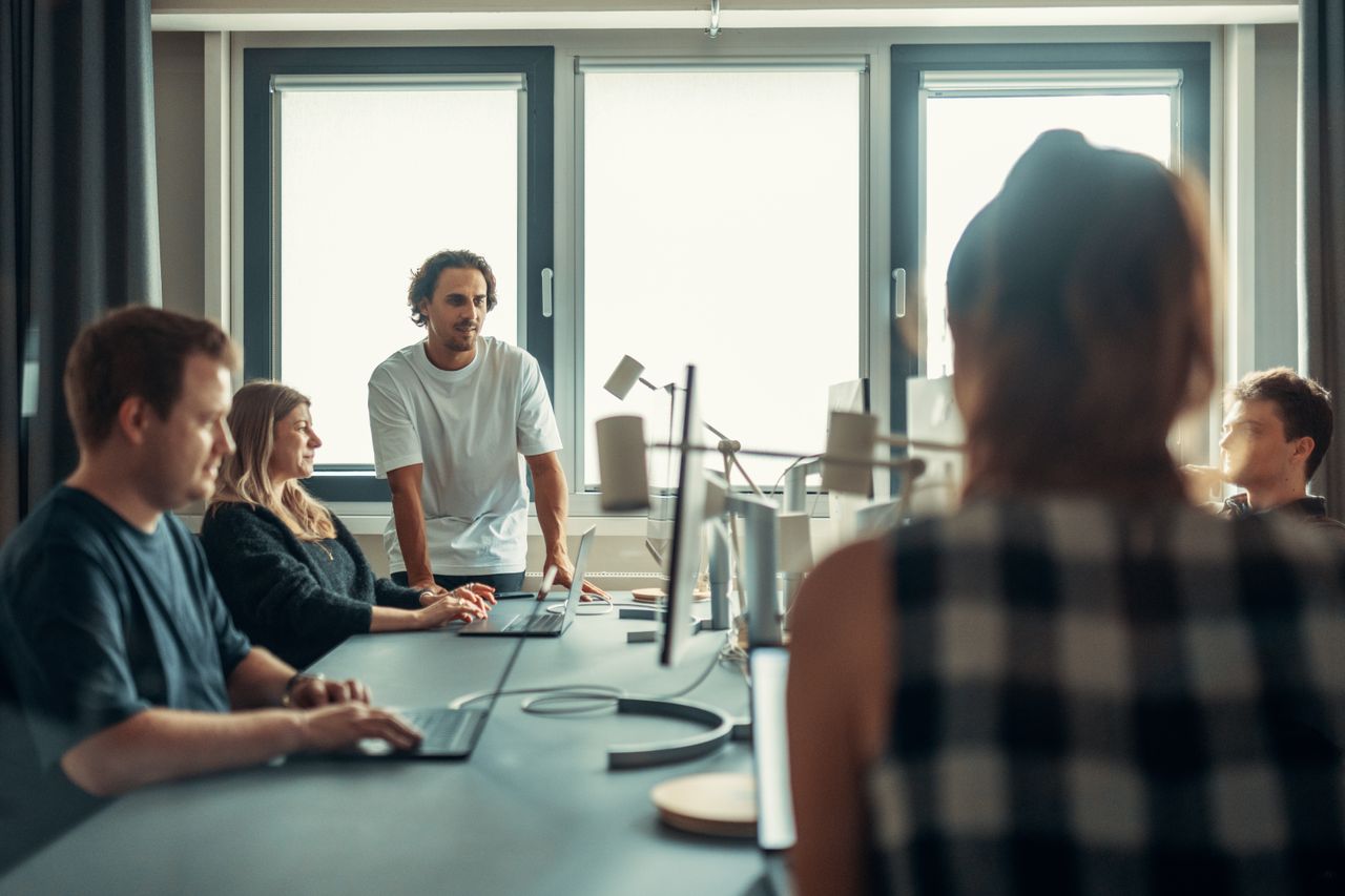 Une équipe diversifiée en pleine discussion lors d'une réunion collaborative au bureau.
